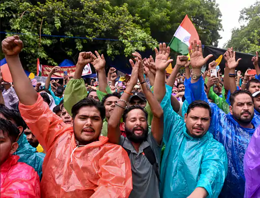 कॉकरोच जनता पार्टी और सरकार के बीच दिल्ली के कॉन्स्टिट्यूशन क्लब में बैठक हुई
