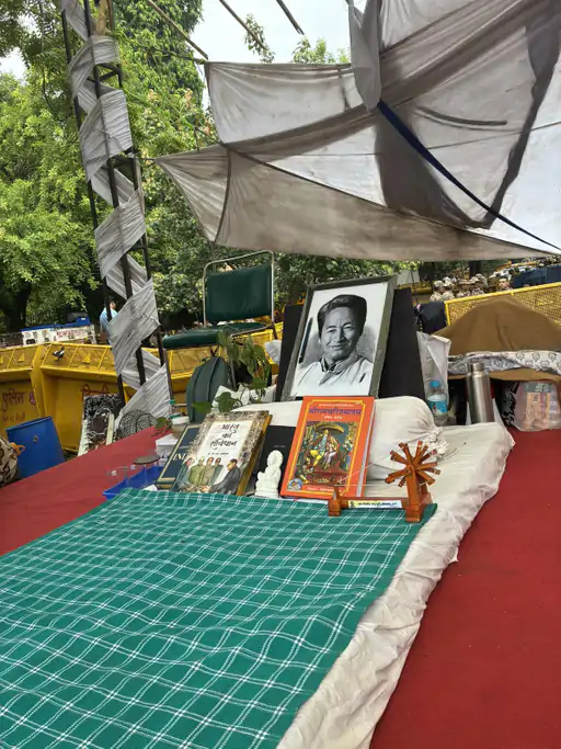कॉकरोच जनता पार्टी फाउंडर अभिजीत दीपके ने आरोप लगाया है कि सरकार ने उनका समय बर्बाद किया