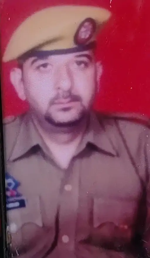 जम्मू-कश्मीर के अनंतनाग के लाल चौक इलाके में बुधवार को आतंकियों ने पुलिस पर हमला किया