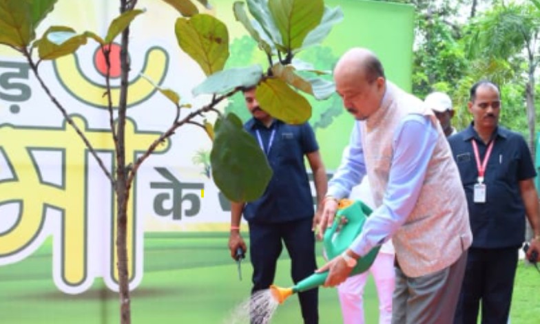 राज्यपाल ने ‘एक पेड़ मां के नाम’ अभियान के तहत लगाया पौधा