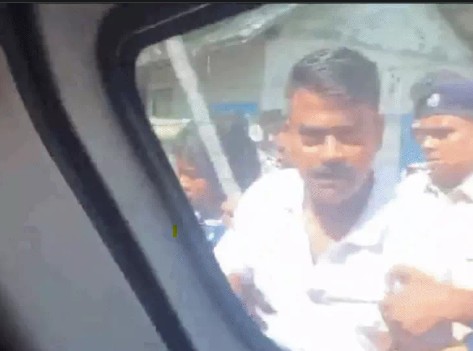 पश्चिम बंगाल की पूर्व मुख्यमंत्री ममता बनर्जी ने  आरोप लगाया कि उनकी गाड़ी पर पत्थरों से हमला किया गया