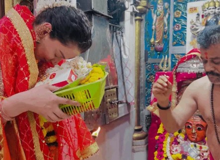 बॉलीवुड एक्ट्रेस और बीजेपी सांसद कंगना रनोट मंगलवार को मुंबई के सिद्धिविनायक मंदिर पहुंचीं