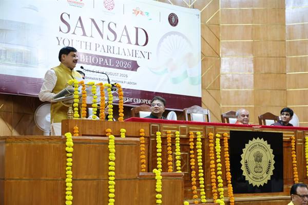 युवा, डॉक्टर-इंजीनियर बनने के साथ ही राजनीति में आकर लोकतंत्र को सशक्त बनाएं: मुख्यमंत्री डॉ. यादव
