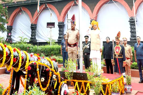 राज्यपाल श्री पटेल ने लोकभवन में किया ध्वजारोहण