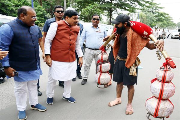 मुख्यमंत्री डॉ. यादव इंदौर में काफिला रूकवाकर कावड़ यात्री से मिले
