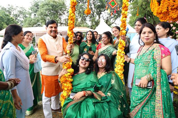 मुख्यमंत्री डॉ. यादव बहनों के आग्रह पर झूला उत्सव में पहुंचे