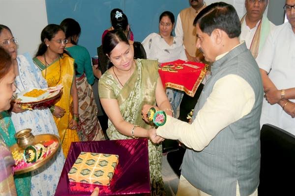 लाड़ली बहनों ने मुख्यमंत्री डॉ. यादव को बांधी स्नेह और विश्वास से भरी राखियां
