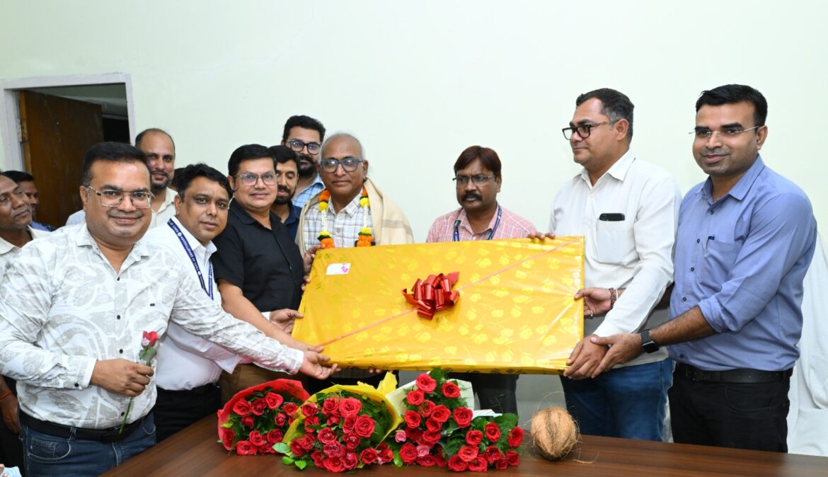 जनसंपर्क संचालनालय के सहायक ग्रेड-03 श्री गुलजारी लाल तम्बोली को सेवानिवृत्ति पर दी गई भावभीनी विदाई