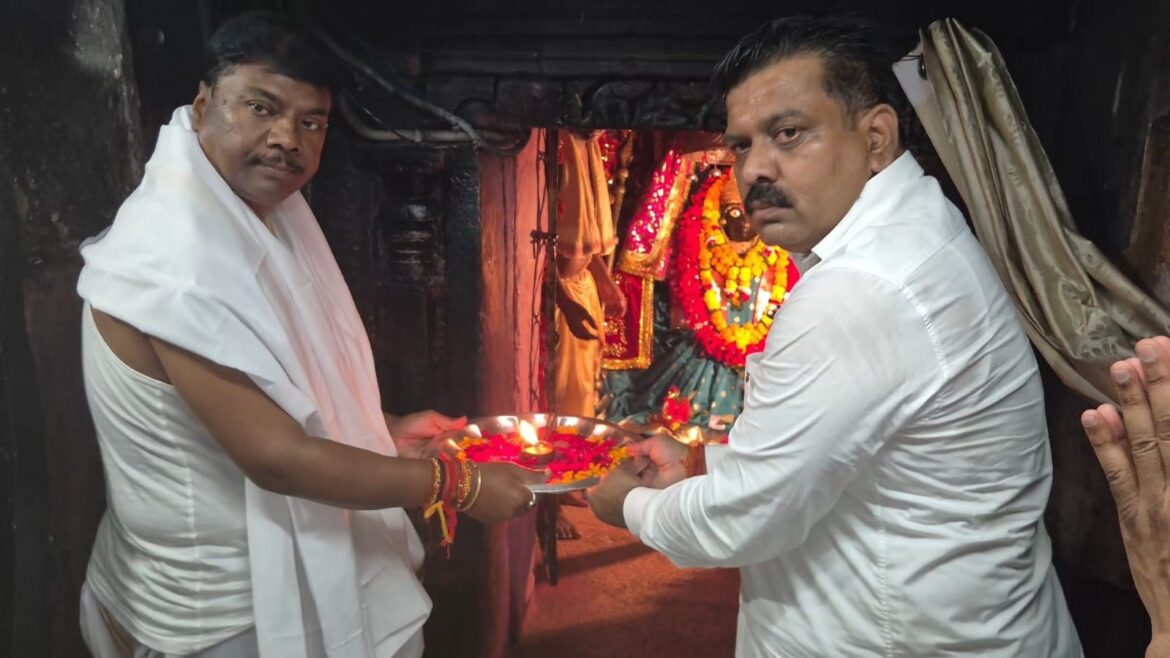 श्यामगिरी में शहीद पूर्व विधायक स्व. भीमा मंडावी को उप मुख्यमंत्री विजय शर्मा और वन मंत्री केदार कश्यप ने दी श्रद्धांजलि