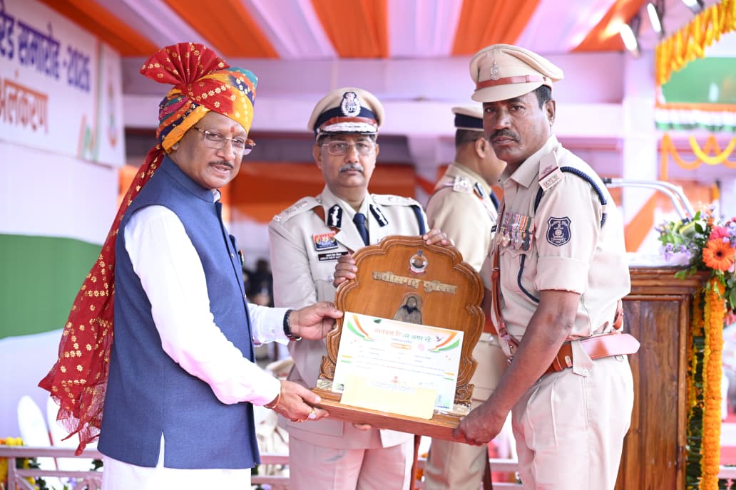 मुख्यमंत्री विष्णु देव साय के करकमलों से उत्कृष्ट सेवा के लिए सम्मानित हुए पुलिस एवं नगर सेना के अधिकारी-कर्मचारी