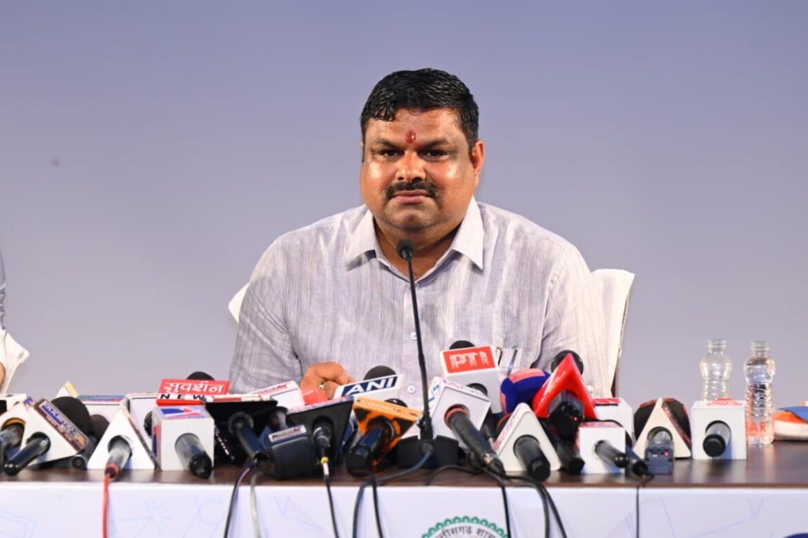 स्कूल शिक्षा विभाग माननीय मंत्री ​श्री गजेंद्र यादव एवं सचिव डॉ. कमलप्रीत सिंह सचिव, छत्तीसगढ़ शासन स्कूल शिक्षा विभाग विभागीय गतिविधियों एवं उपलब्धियों पर आज छत्तीसगढ़ संवाद के ऑडिटोरियम संयुक्त रूप से प्रेस कॉन्फ्रेंस को संबोधित करते हुए