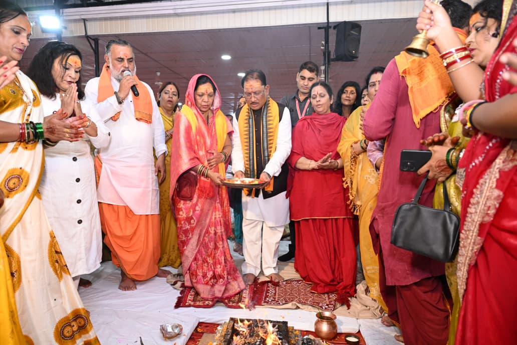 मुख्यमंत्री विष्णुदेव साय ने पवित्र श्रावण मास में अपने निवास में किया रुद्राभिषेक