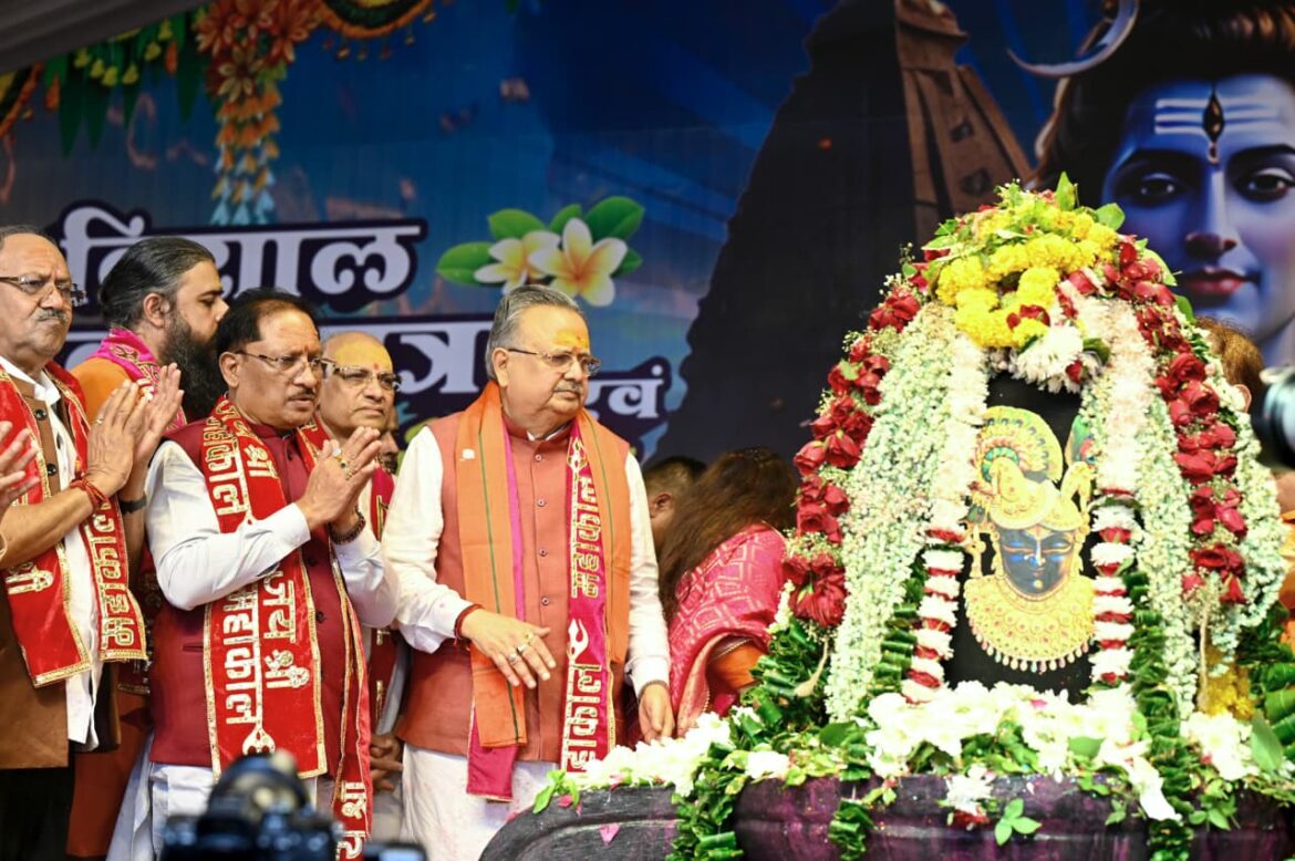 मुख्यमंत्री विष्णु देव साय ने भगवान शिव का रुद्राभिषेक कर प्रदेशवासियों के सुख-समृद्धि और खुशहाली की कामना की