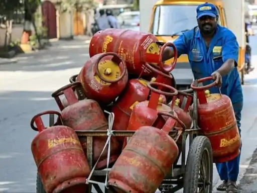मिडिल ईस्ट में तनाव और युद्ध के कारण LPG सप्लाई पर पड़े असर से सबक लेते हुए केंद्र सरकार ने पहली बार देश की सरकारी और प्राइवेट रिफाइनरीज व अपस्ट्रीम कंपनियों के लिए LPG उत्पादन के अधिकतम टारगेट तय कर दिए