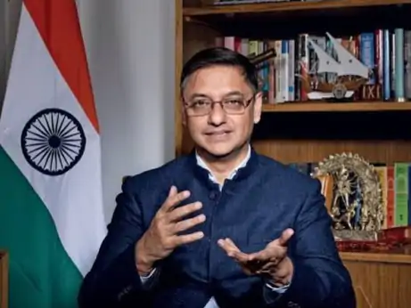 प्रधानमंत्री की आर्थिक सलाहकार परिषद के सदस्य संजीव सान्याल ने कहा कि भारत को रुपए में गिरावट रोकने की कोशिश नहीं करनी चाहिए