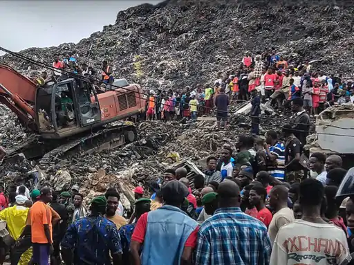 गिनी की राजधानी कोनाक्री में रविवार तड़के शहर के सबसे बड़े लैंडफिल में कचरे का पहाड़ धंस गया