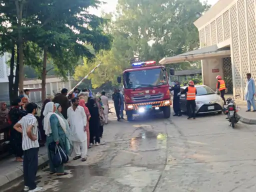पाकिस्तान की राजधानी इस्लामाबाद के एक अस्पताल में बुधवार को आग लगने से 15 नवजात बच्चों की मौत