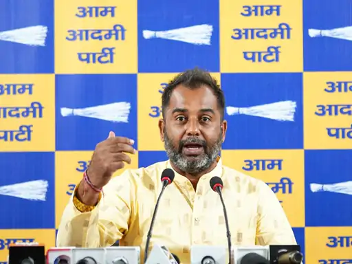 दिल्ली में PWD ऑफिस के पास  दो कारों की टक्कर हो गई