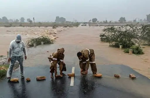 जम्मू-कश्मीर के किश्तवाड़ जिले के छतरू में  बादल फटने से अचानक बाढ़ आ गई