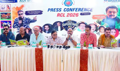 बॉलीवुड की महफिल सजी, सितारे जुटे और चर्चा क्रिकेट की हुई, लेकिन इस बार मामला सिर्फ चौके-छक्कों का नहीं