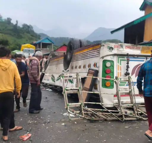 हिमाचल प्रदेश के चंबा में  एक प्राइवेट बस पलट गई
