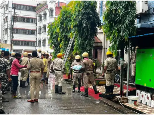 पश्चिम बंगाल के बीरभूम जिले में एक होटल में आग लग गई। हादसे में चार लोगों की मौत