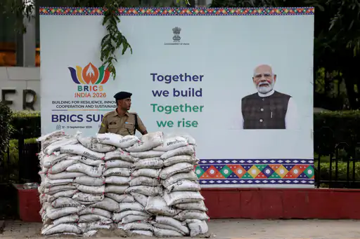 नई दिल्ली में BRICS समिट से पहले दिल्ली को पोस्टर और रोशनी वाली सजावट से सजाया गया