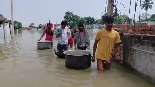 बिहार में बाढ़ से 9 से ज्यादा नदियां उफान पर हैं। इससे 13 जिलों में लगभग 34 लाख आबादी प्रभावित है