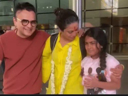 नेशनल अवॉर्ड विनिंग एक्ट्रेस मानसी पारेख कैलाश मानसरोवर यात्रा के दौरान नेपाल-तिब्बत सीमा पर आई भीषण बाढ़ के बीच फंसने के बाद सुरक्षित मुंबई लौट आई