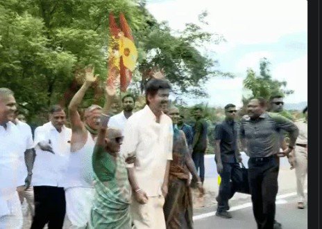तमिलनाडु के CM विजय ने मंगलवार को मेट्टूर में कावेरी डेल्टा जिलों में सिंचाई के लिए मेट्टूर डैम के गेट खोले