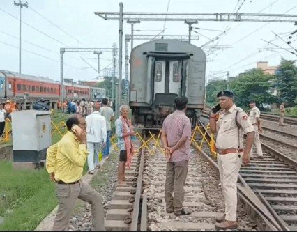 आरा में रविवार सुबह करीब 4 बजे 15483 अलीपुरद्वार जंक्शन-दिल्ली महानंदा एक्सप्रेस डिरेल हो गई