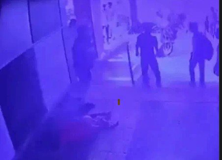 गुजरात के भावनगर में अपनी लिव-इन पार्टनर की हत्या के आरोपी फैजल की पुलिस ने सरेआम पिटाई कर दी