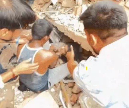 दिल्ली में रविवार दोपहर गिरी इमारत का मलबा अभी भी हटाया जा रहा