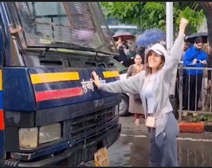 NEET स्टूडेंट्स के प्रदर्शन के दौरान पुलिस वैन के सामने खड़े होकर वायरल हुईं रिया अहीर अब बिग बॉस-20 में एंट्री न मिलने के बाद चर्चा में