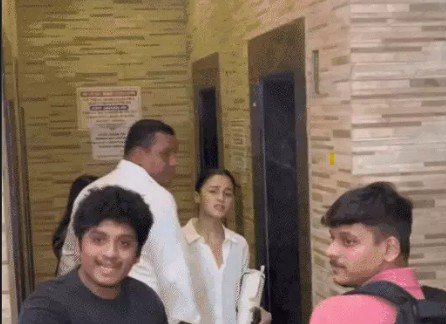 एक्ट्रेस तारा सुतारिया का एक वीडियो सोशल मीडिया पर सामने आया है