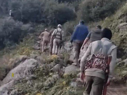 जम्मू-कश्मीर के उधमपुर जिले के मजालता इलाके में बुधवार रात से सुरक्षाबलों और आतंकियों के बीच मुठभेड़ जारी