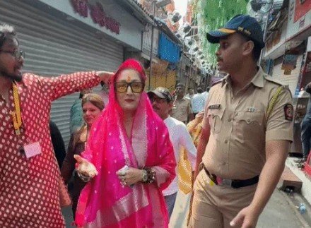 गोविंदा मंगलवार शाम रूमर्ड गर्लफ्रेंड कोमल रानी स्वर्णकार के साथ मुंबई के लालबागचा राजा पहुंचे