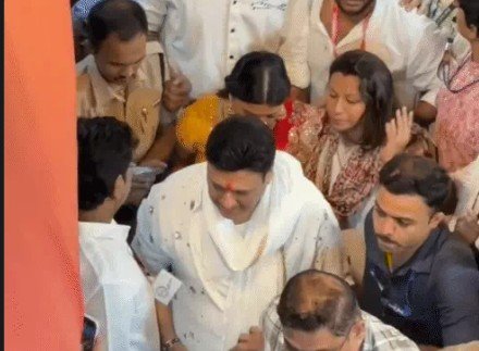 गणपति उत्सव के दौरान गोविंदा को अभिनेत्री और रूमर्ड गर्लफ्रेंड कोमल रानी स्वर्णकार के साथ लालबागचा राजा के दर्शन करते देखा गया