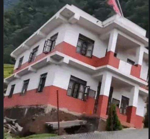 नेपाल के मुस्तांग जिले में रविवार को भारी बारिश के बीच पहाड़ का एक बड़ा हिस्सा टूटकर कालीगंडकी नदी में जा गिरा