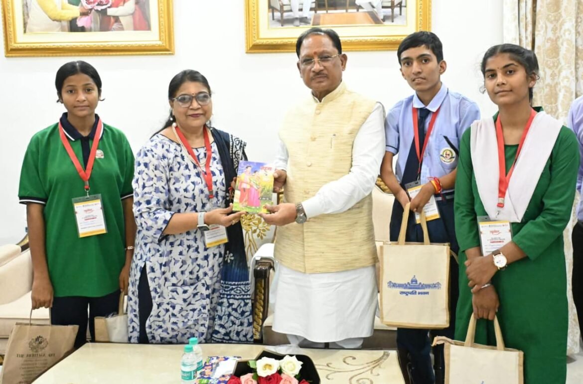 राष्ट्रपति से भेंट कर लौटे प्रतिभावान विद्यार्थियों ने मुख्यमंत्री  विष्णु देव साय से की सौजन्य मुलाकात