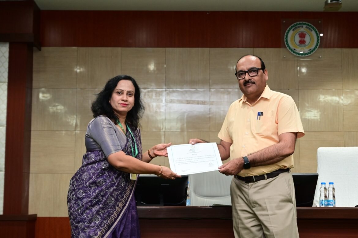 मुख्य सचिव ने ई-ऑफिस एवं समयबद्ध उपस्थिति में उत्कृष्ट प्रदर्शन के लिए अधिकारी कर्मचारी को किया सम्मानित