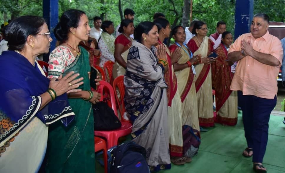 रामगढ़ में मितानिन बहनों से पर्यटन एवं संस्कृति मंत्री ने किया आत्मीय संवाद, समस्याओं और आवश्यकताओं की ली जानकारी