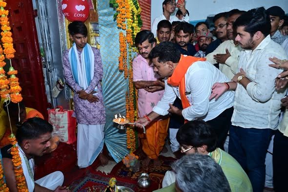 उप मुख्यमंत्री एवं कवर्धा विधायक श्री विजय शर्मा ने श्रीकृष्ण जन्माष्टमी पर श्री राधा-कृष्ण बड़े मंदिर में की पूजा-अर्चना