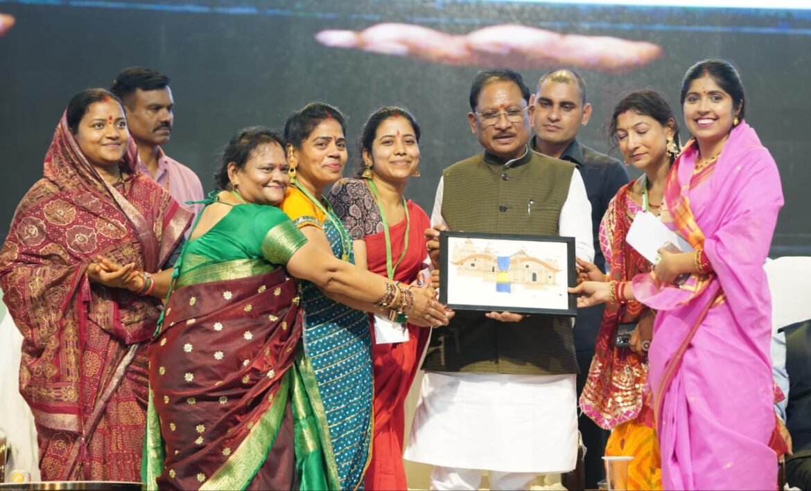 बहतराई स्टेडियम में गूंजा तीजा तिहार का उल्लास, मुख्यमंत्री  विष्णु देव साय ने बहनों संग साझा की पर्व की खुशियां