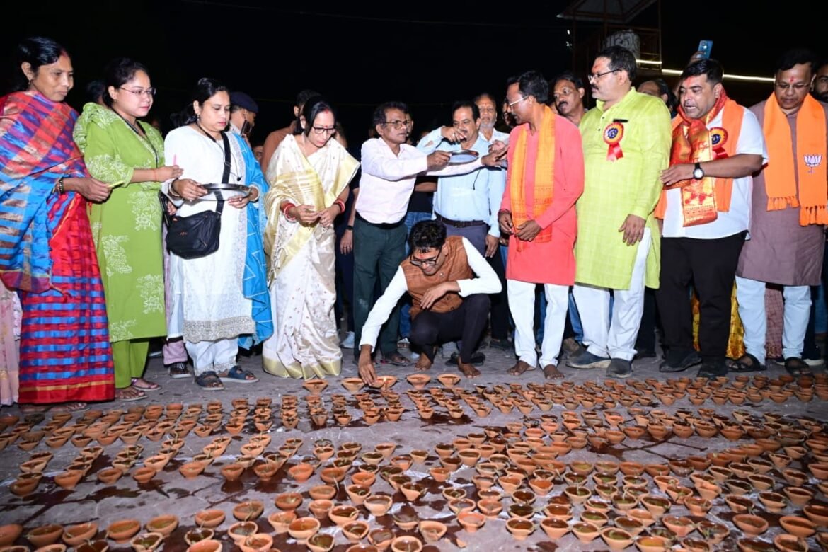 ‘आशीर्वाद का दीया’ से जगमगाया रायगढ़, सिंदूर पार्क में 40 हजार से अधिक दीप प्रज्वलित