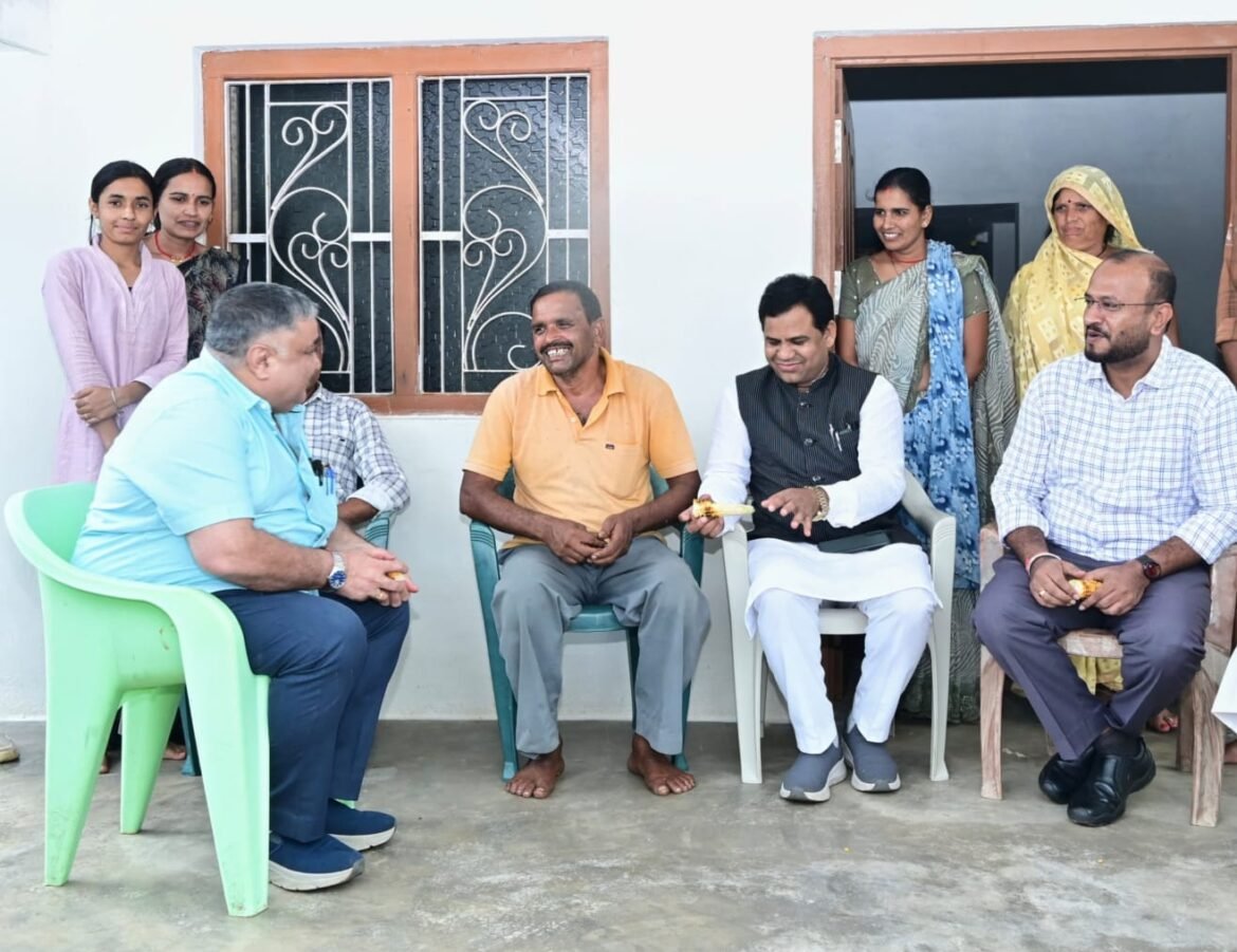 सेवा संकल्प अभियान के तहत ग्रामीणों के बीच पहुंचे पर्यटन एवं संस्कृति मंत्री  राजेश अग्रवाल