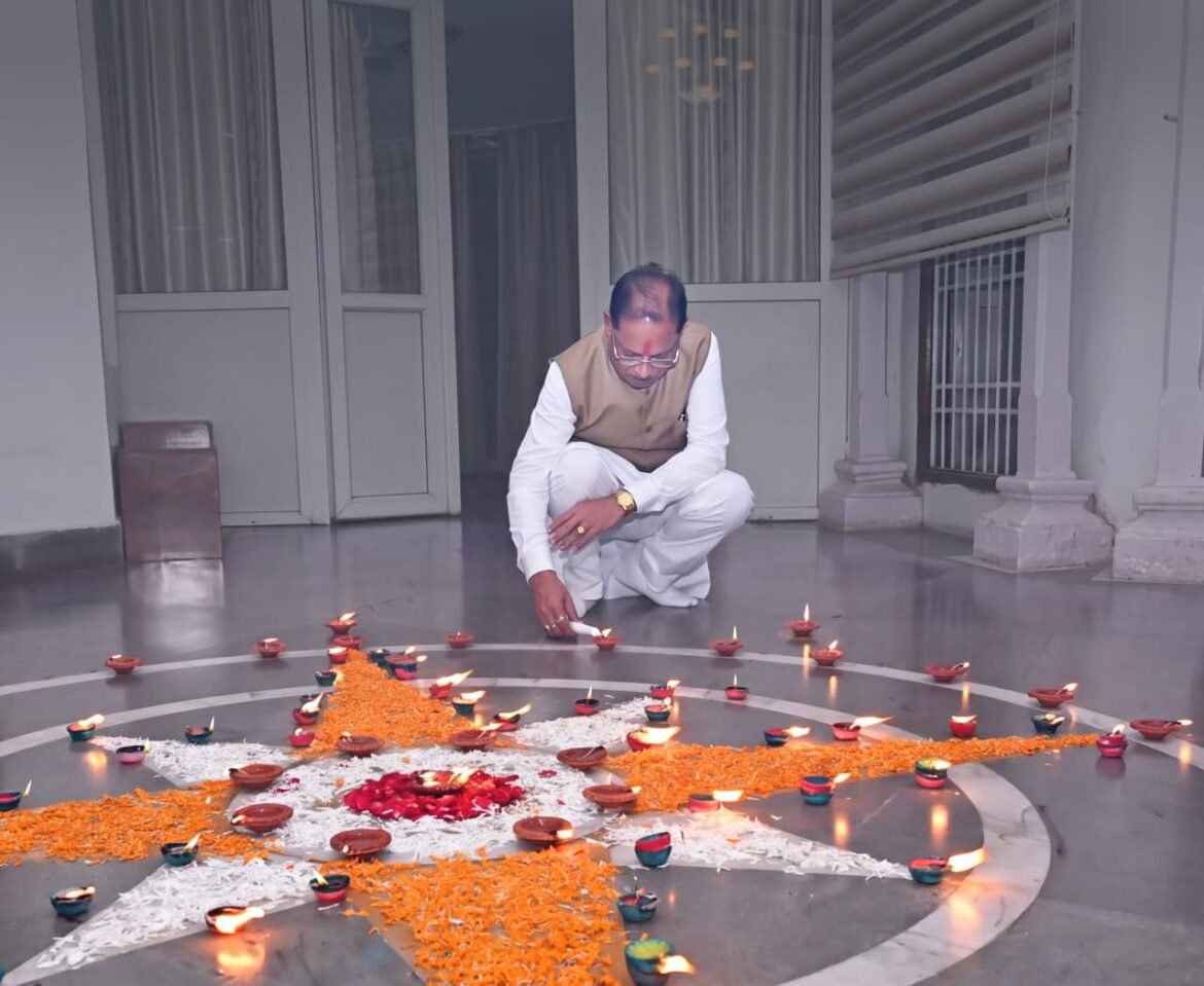 प्रधानमंत्री  नरेंद्र मोदी के जन्मदिवस पर मुख्यमंत्री  विष्णु देव साय ने अपने निवास पर जलाया ‘आशीर्वाद का दीया’