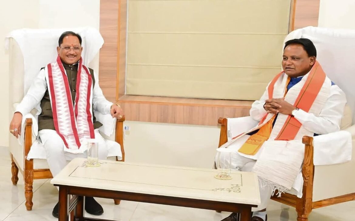 मुख्यमंत्री  विष्णु देव साय ने ओडिशा के मुख्यमंत्री  मोहन चरण माझी से की सौजन्य भेंट