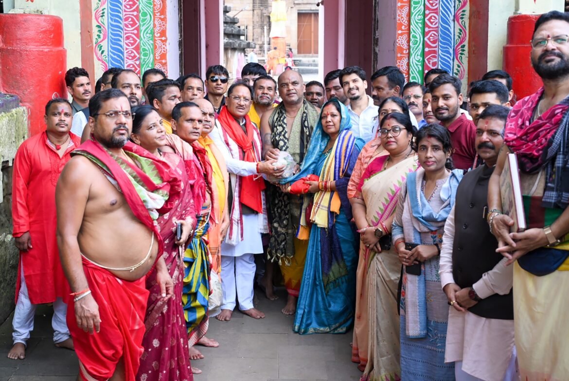 भगवान लिंगराज के दर्शन कर मुख्यमंत्री  विष्णु देव साय ने की प्रदेश की सुख-समृद्धि और खुशहाली की कामना