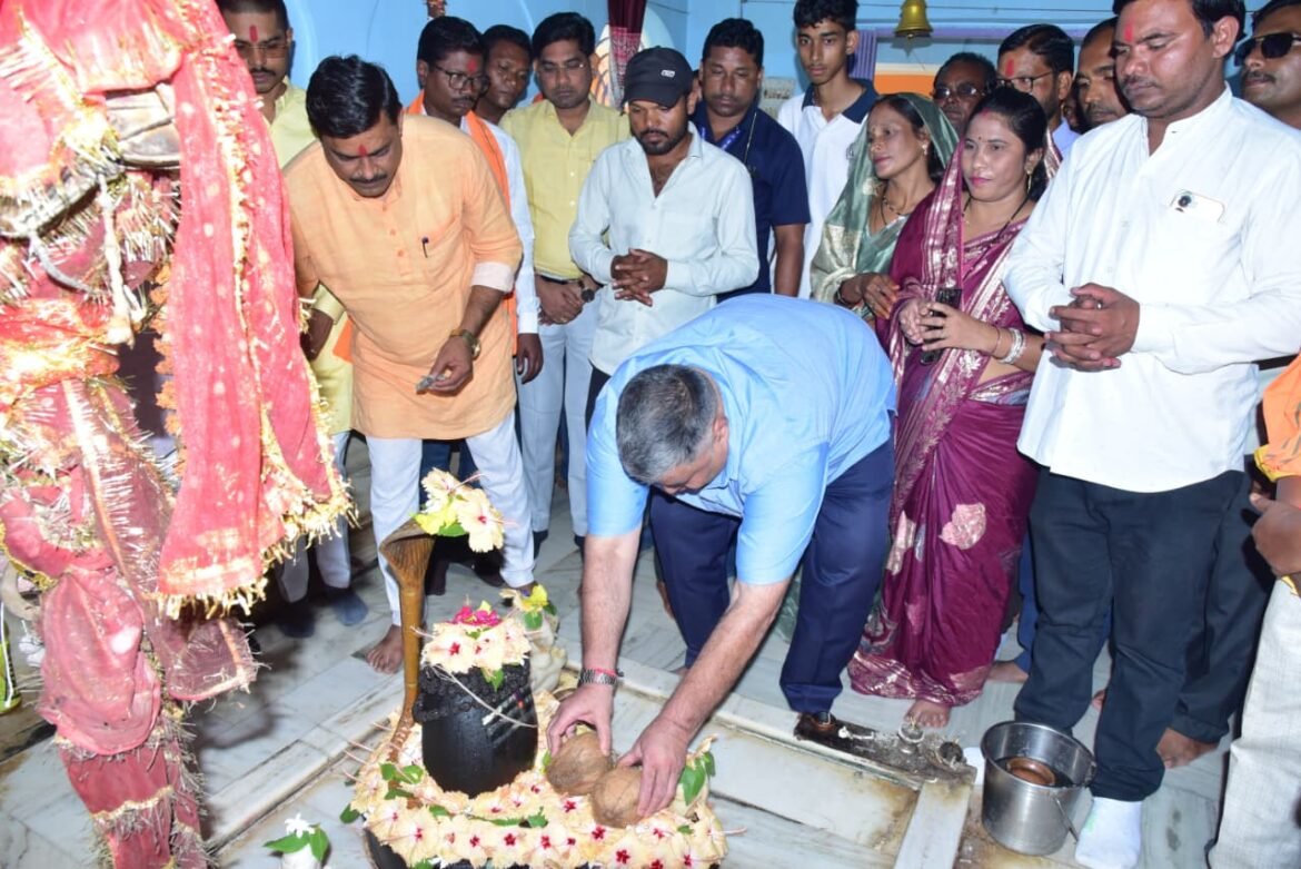 पर्यटन एवं संस्कृति मंत्री  राजेश अग्रवाल ने कवर्धा में सिद्धेश्वर महादेव और संकट मोचन हनुमान मंदिर में की पूजा-अर्चना, प्रदेश की सुख-शांति, समृद्धि और जनकल्याण के लिए की प्रार्थना